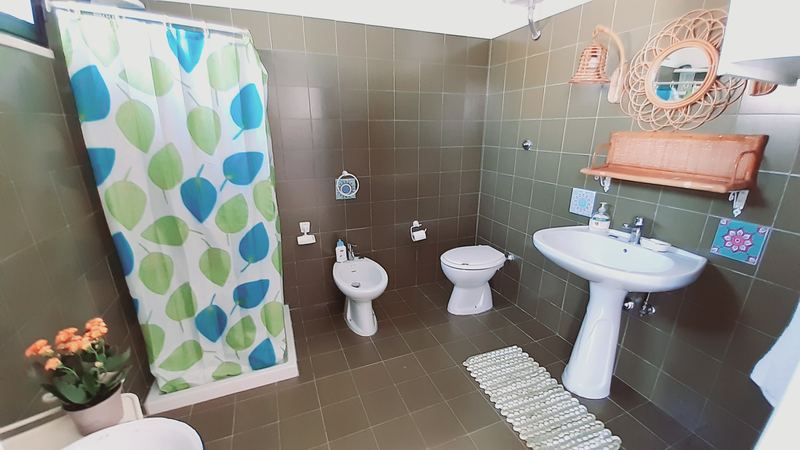Bagno con doccia, bidet e lavabo