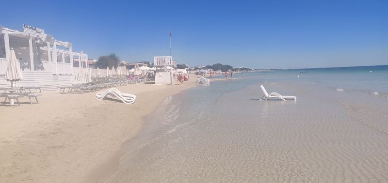 La spiaggia di sabbia fine con i lidi attrezzati