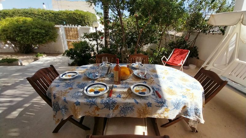 Tavolo da pranzo all'aperto in giardino