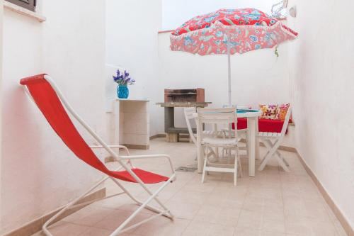 Veranda con sedia a sdraio e zona relax